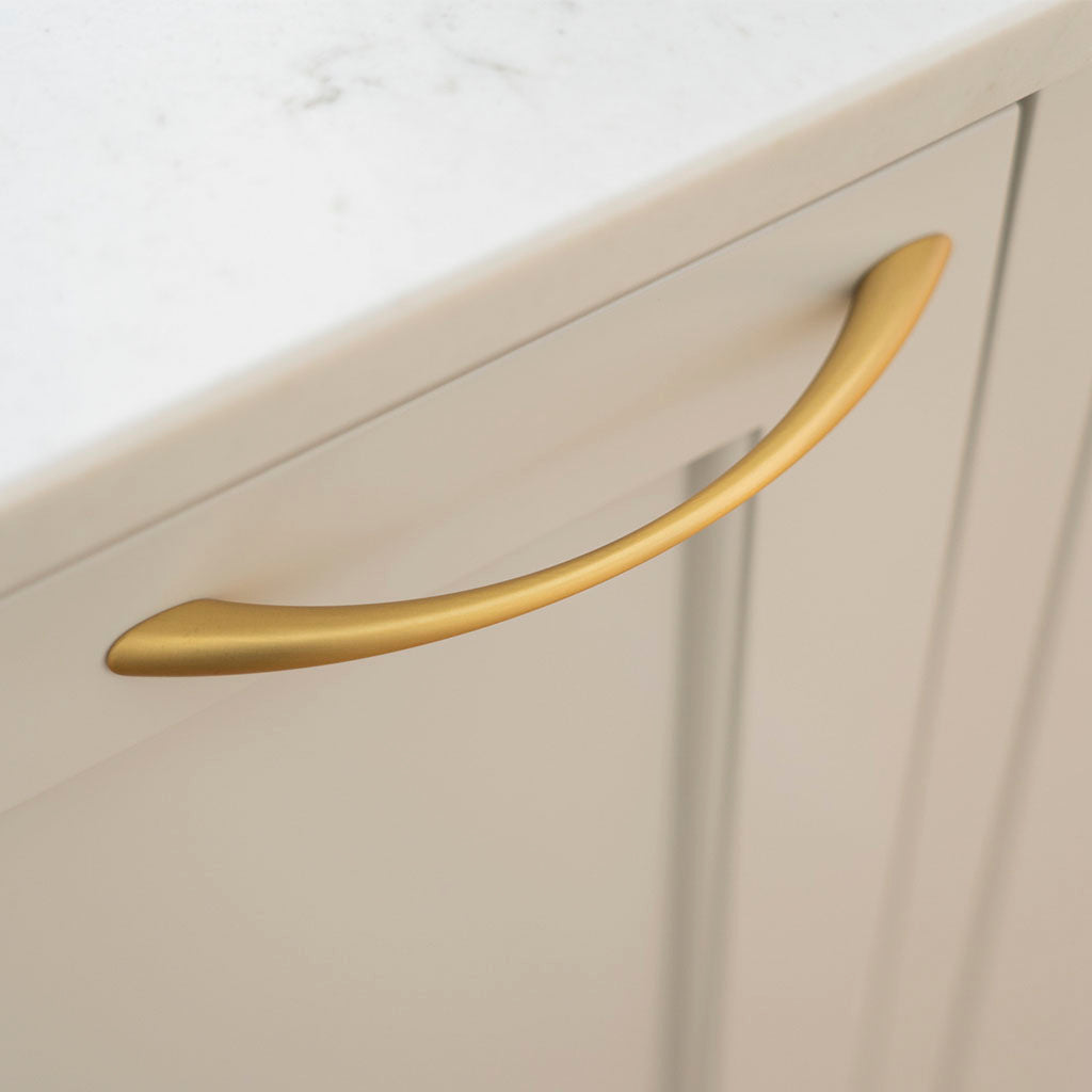 Greb: Aalborg • Buet køkkengreb i børstet messing look