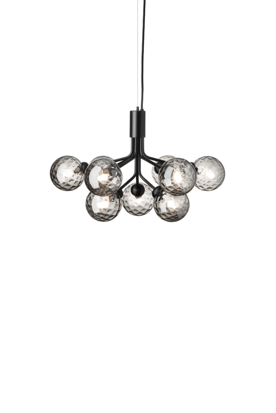 Lysekrone bestående af runde skærme i røgfarvet optikglas samt sort krone, på hvid baggrund