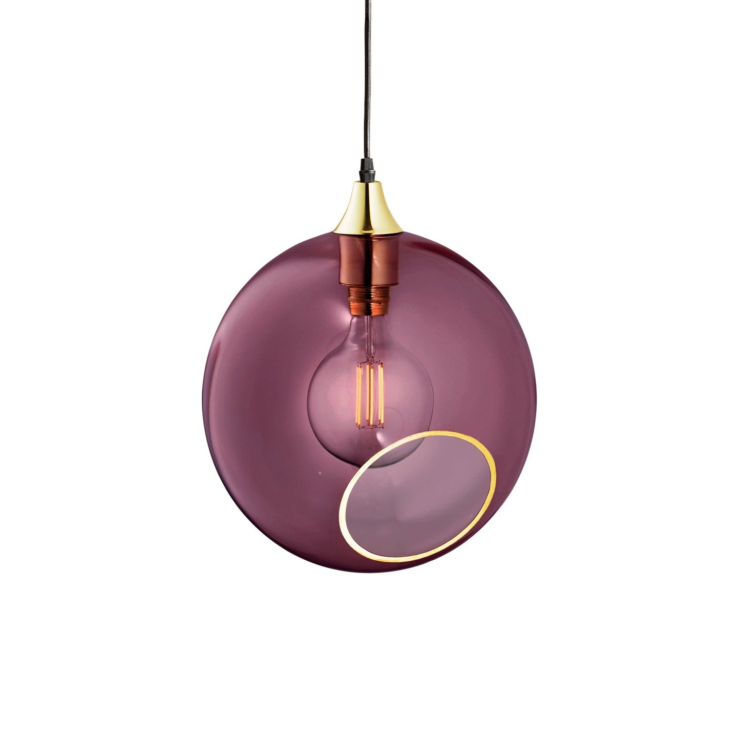 Rund lampe i lilla glas og med et afskåret stykke med guldkant og kig til pæren. Fatningen og rosetten er guldfarvet og ledningen er af sort stof.