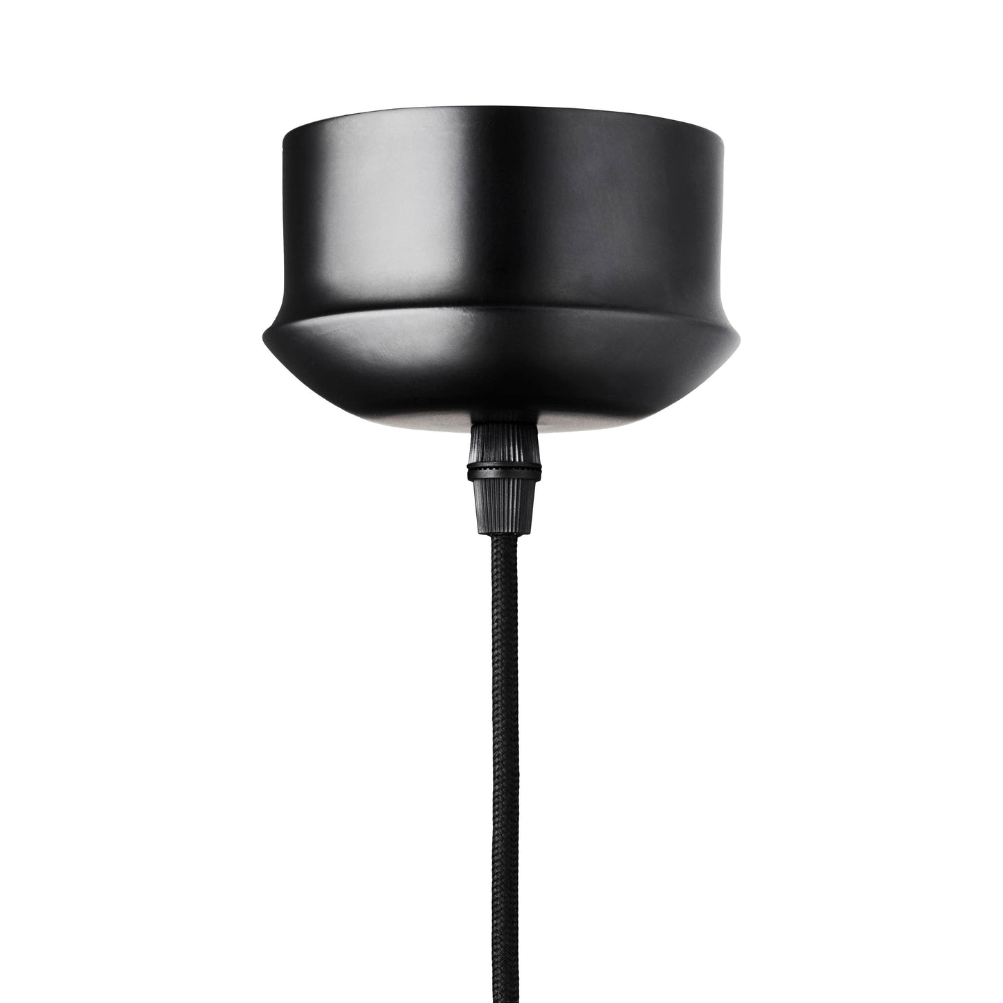 Rund lampe i grøn glas med et afskåret stykke med kig til pæren. Fatning er sort og ledningen er af sort stof.