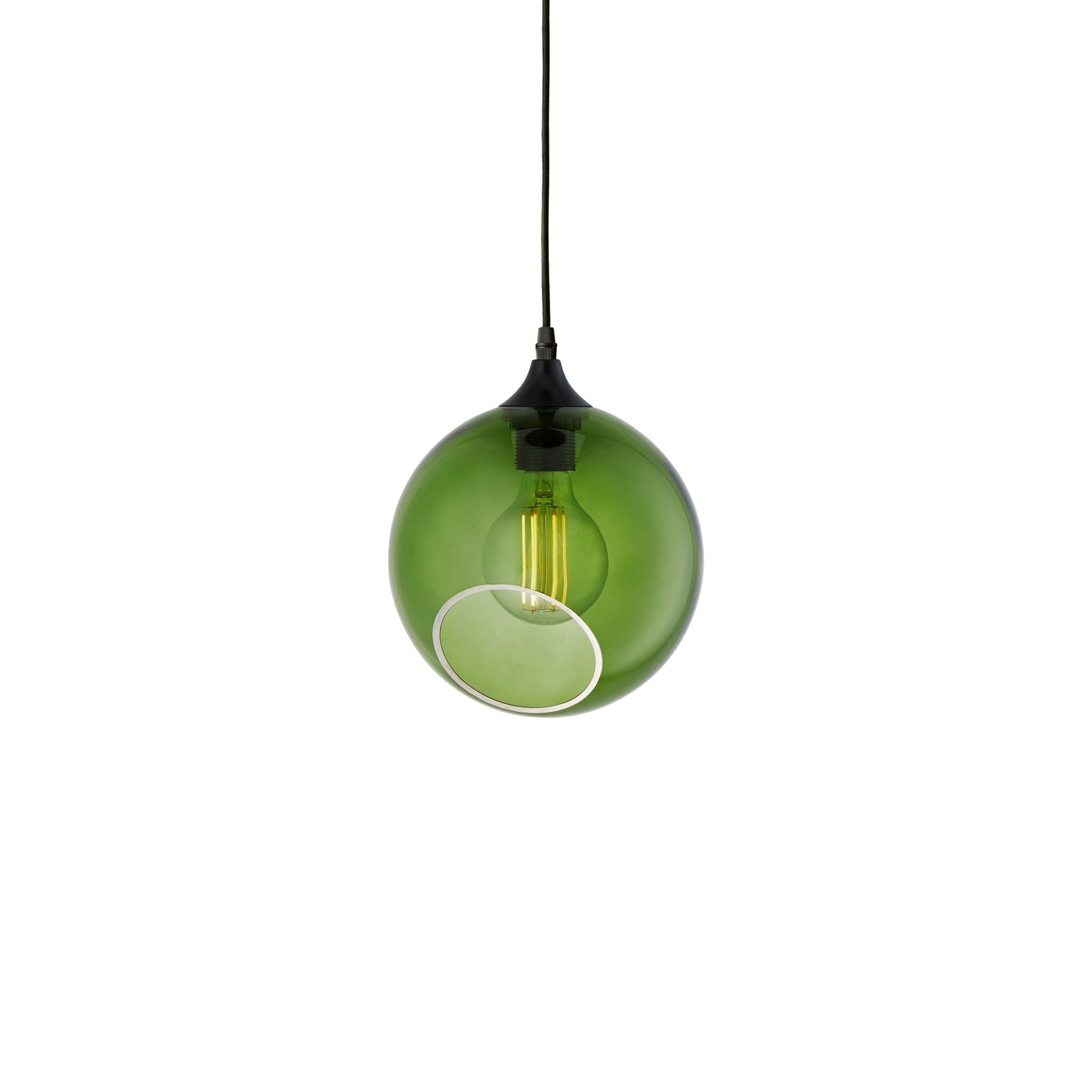 Rund lampe i grøn glas med et afskåret stykke med kig til pæren. Fatning er sort og ledningen er af sort stof.