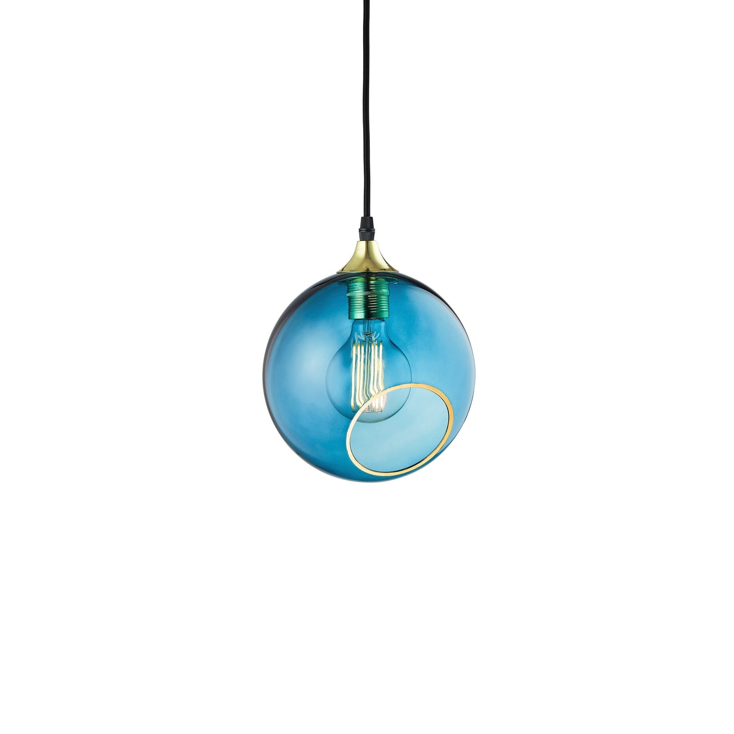 Rund lampe i blåt glas og med et afskåret stykke med guldkant og kig til pæren. Fatning og rosetten er guldfarvet og ledningen er af sort stof.