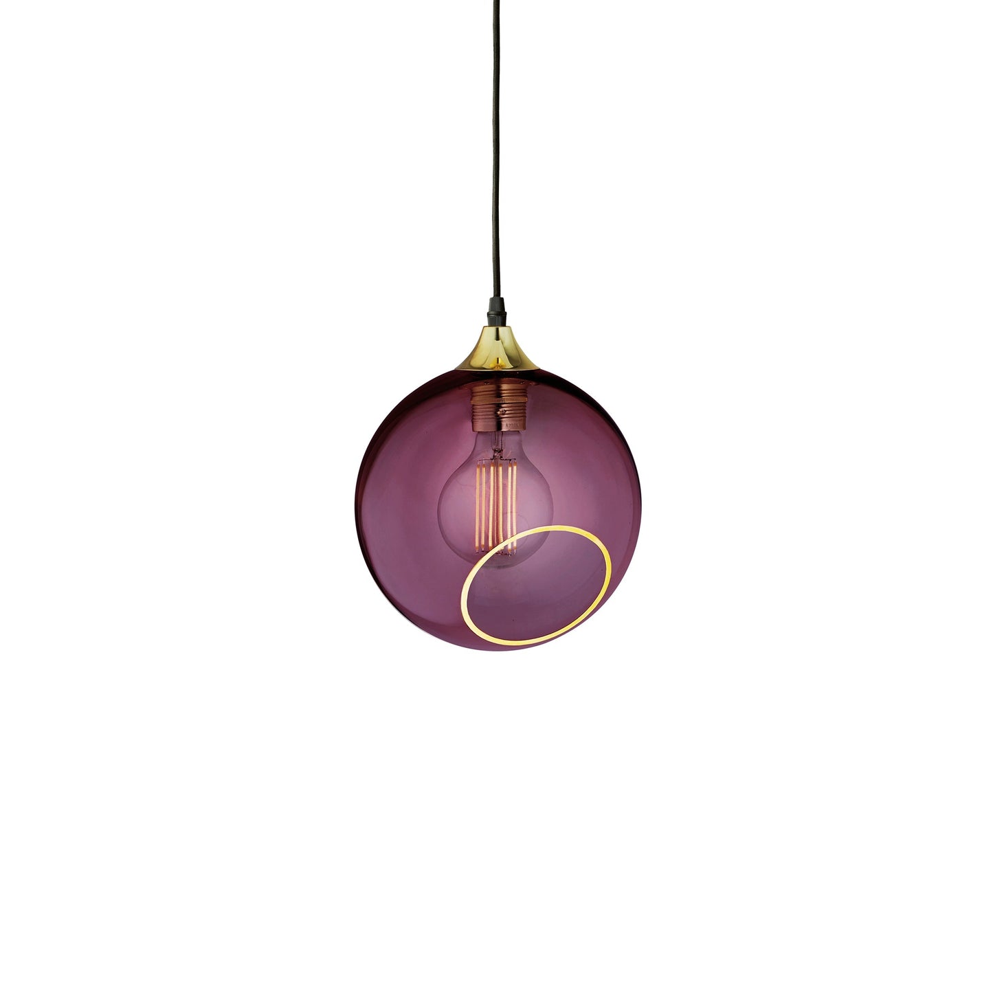 Rund lampe i lilla glas med et afskåret stykke med guldkant og kig til pæren. Fatning og rosetten er guldfarvet og ledningen er af sort stof.