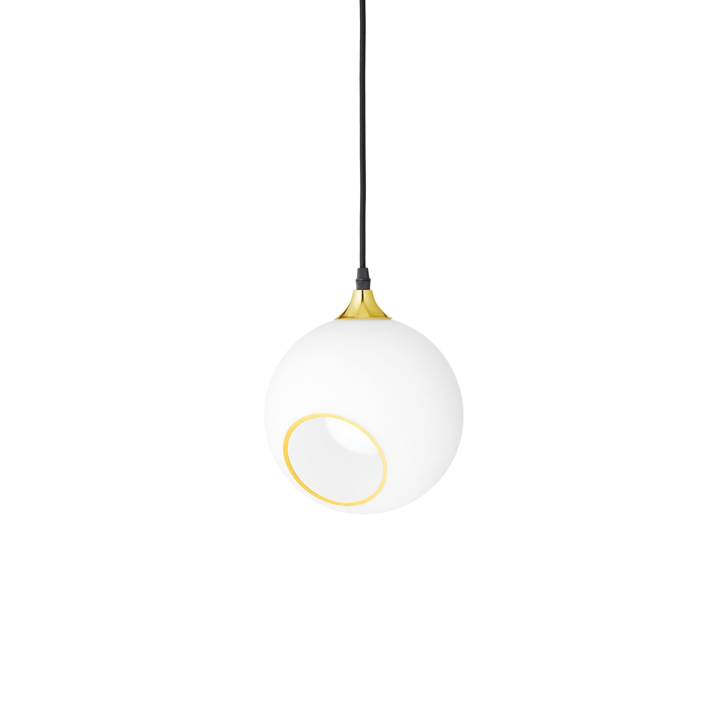 Rund lampe i hvidt glas og med et afskåret stykke med guldkant og kig til pæren. Fatning og rosetten er guldfarvet og ledningen er af sort stof.