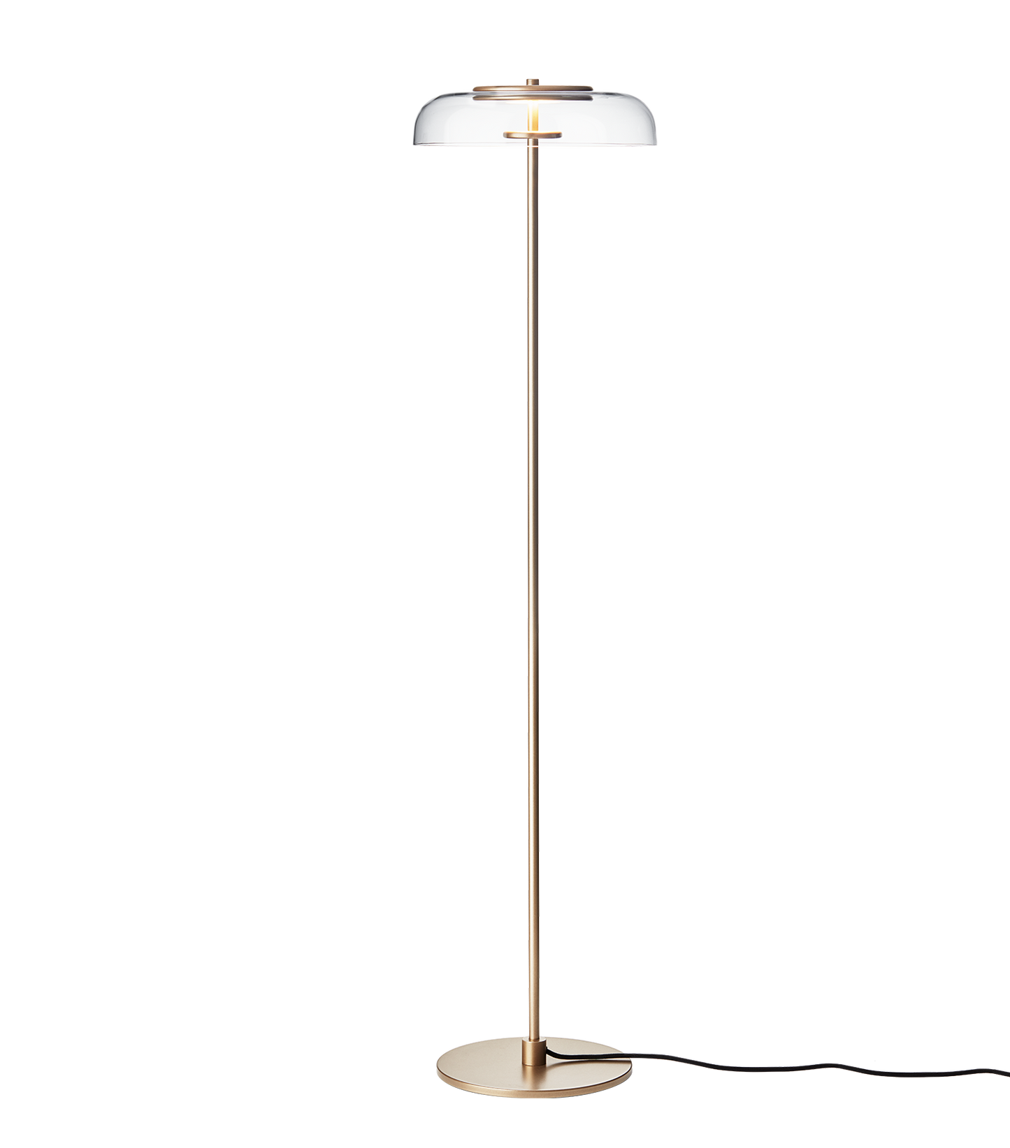 Gulvlampe med gyldent stel og fatning samt klar glasskærm, på hvid baggrund