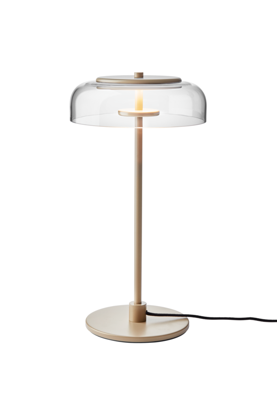 Bordlampe med gyldent stel og fatning samt glasskærm, på hvid baggrund