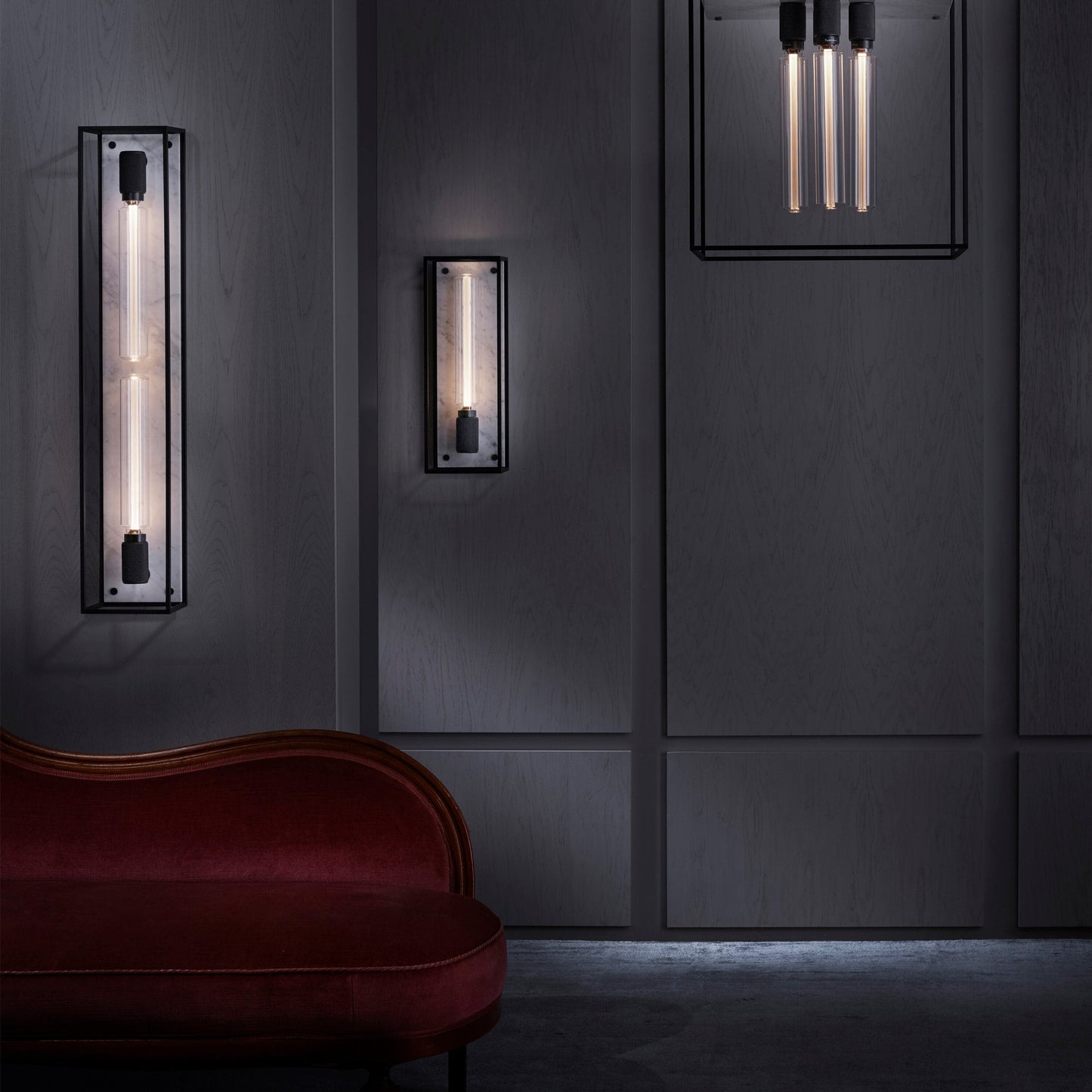 Caged loftlampe fra Buster and Punch i sort med hvid marmor bagplade.