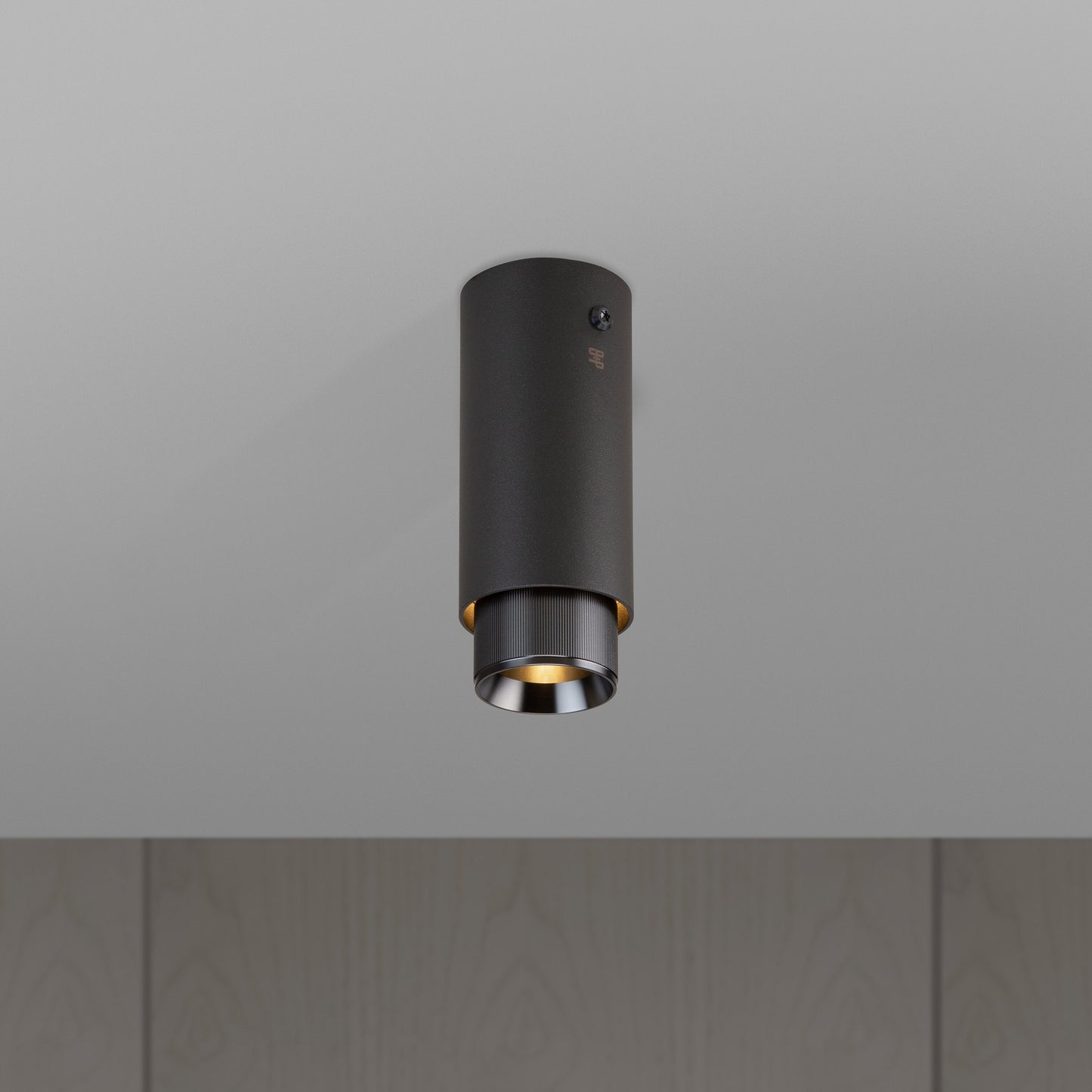 Exhaust Surface Linear spot i graphite med detaljer i gun metal • Buster + Punch