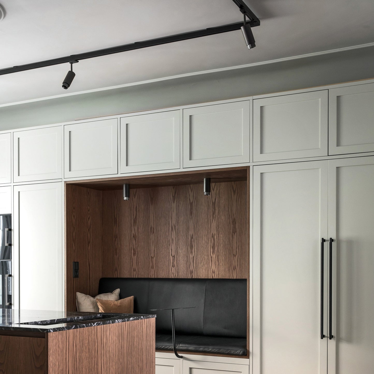 Exhaust Surface Linear spot i graphite med detaljer i gun metal • Buster + Punch