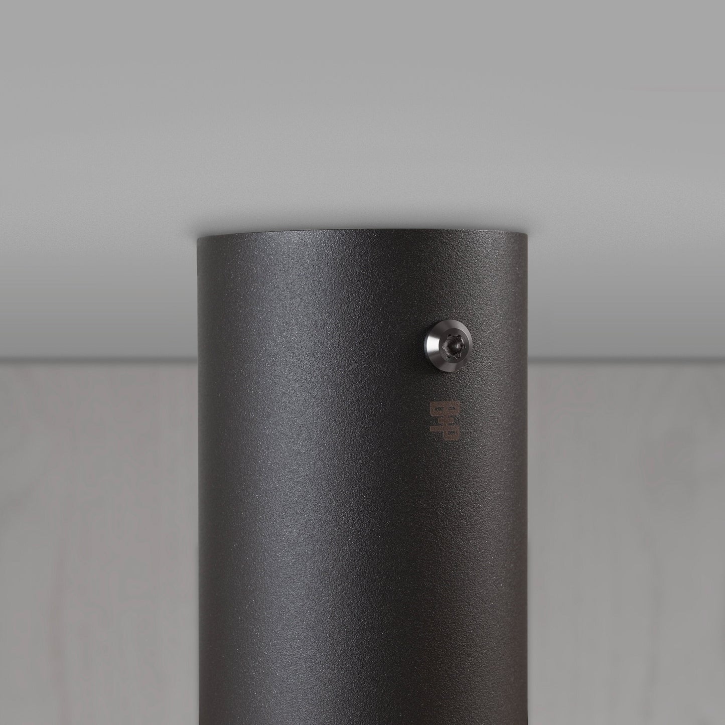 Exhaust Surface Linear spot i graphite med detaljer i gun metal • Buster + Punch
