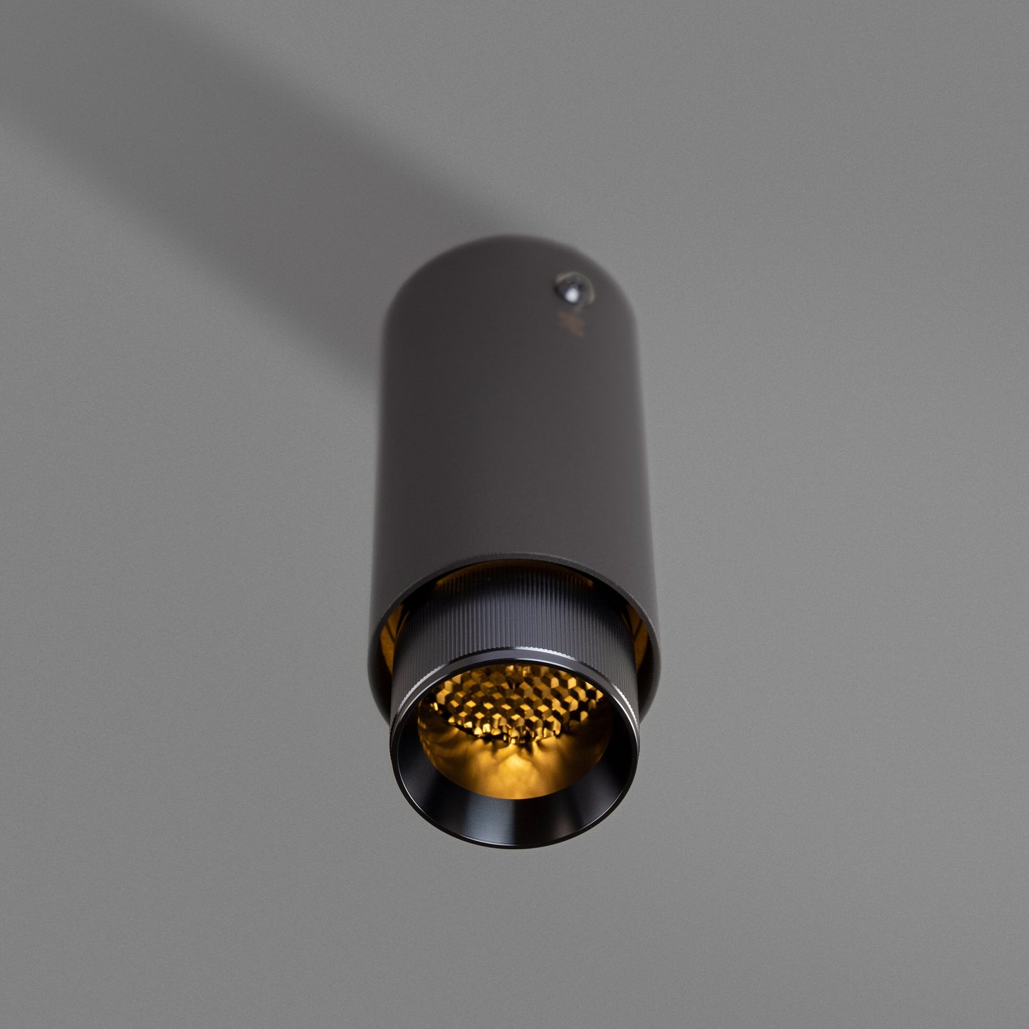 Exhaust Surface Linear spot i graphite med detaljer i gun metal • Buster + Punch