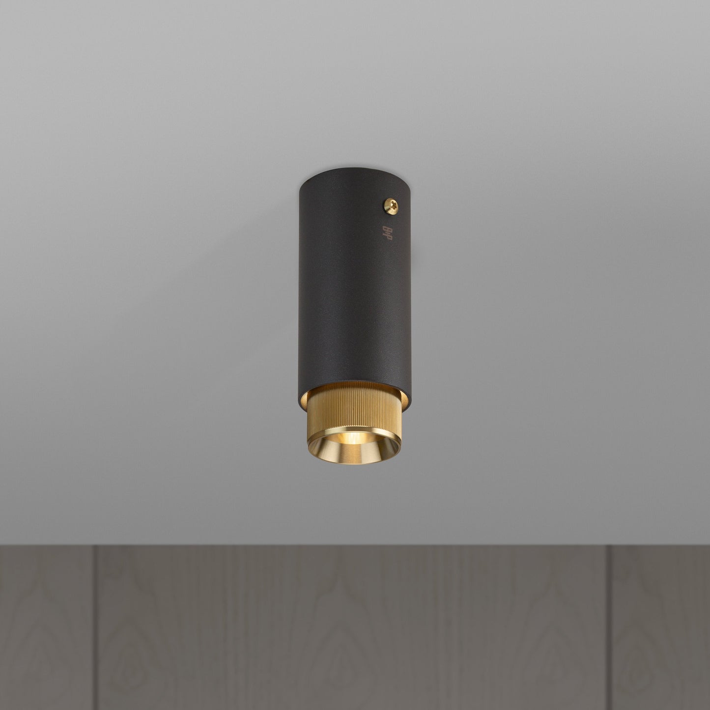 Exhaust Surface Linear spot i graphite med messing detaljer • Buster + Punch