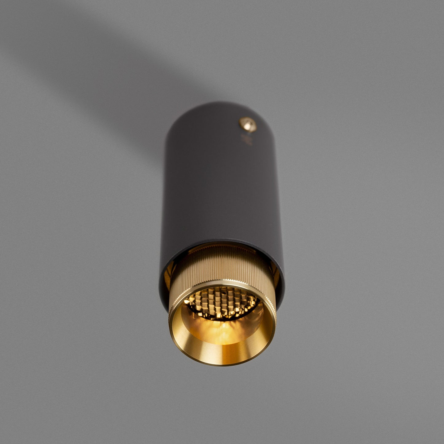 Exhaust Surface Linear spot i graphite med messing detaljer • Buster + Punch