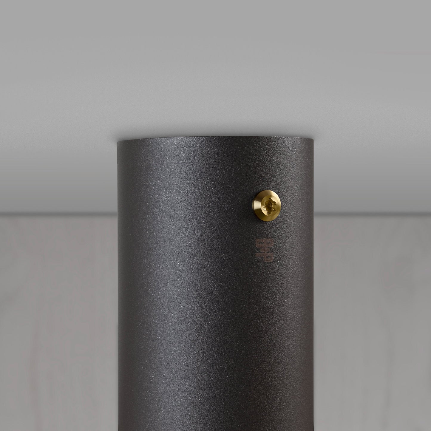 Exhaust Surface Linear spot i graphite med messing detaljer • Buster + Punch