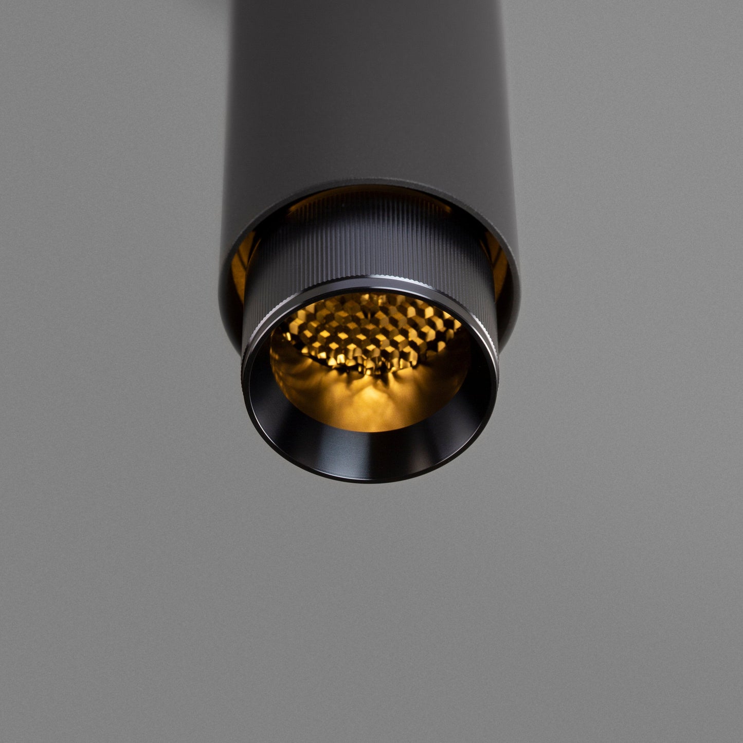 Eksklusiv pendel lampe fra Buster + Punch i graphite og detaljer i gun metal.