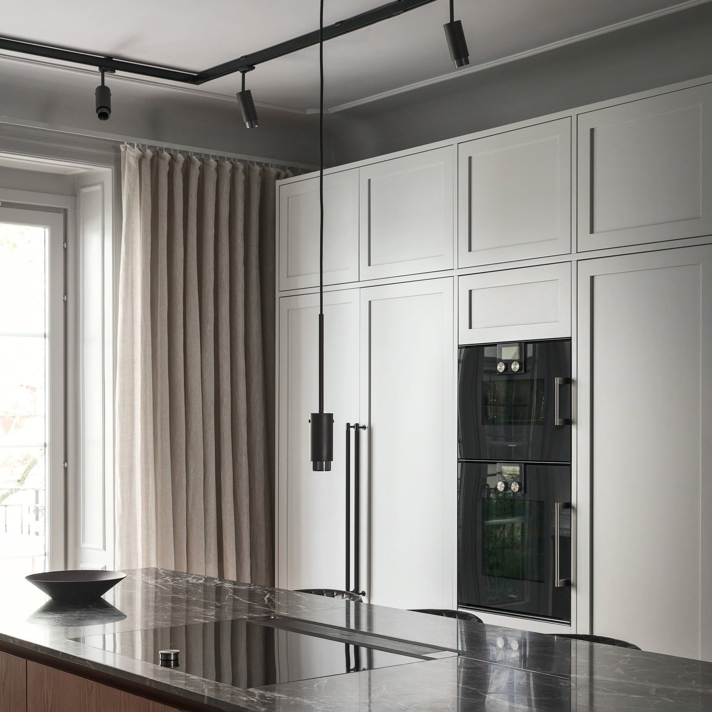 Eksklusiv pendel lampe fra Buster + Punch i graphite og detaljer i gun metal.