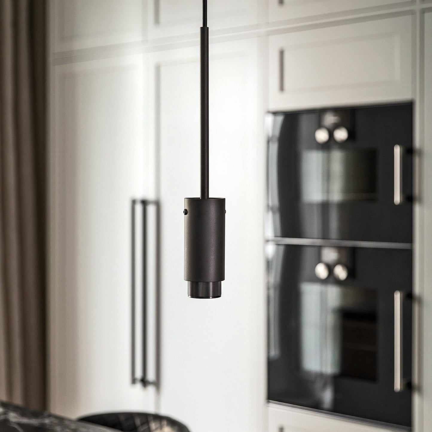 Eksklusiv pendel lampe fra Buster + Punch i graphite og detaljer i gun metal.