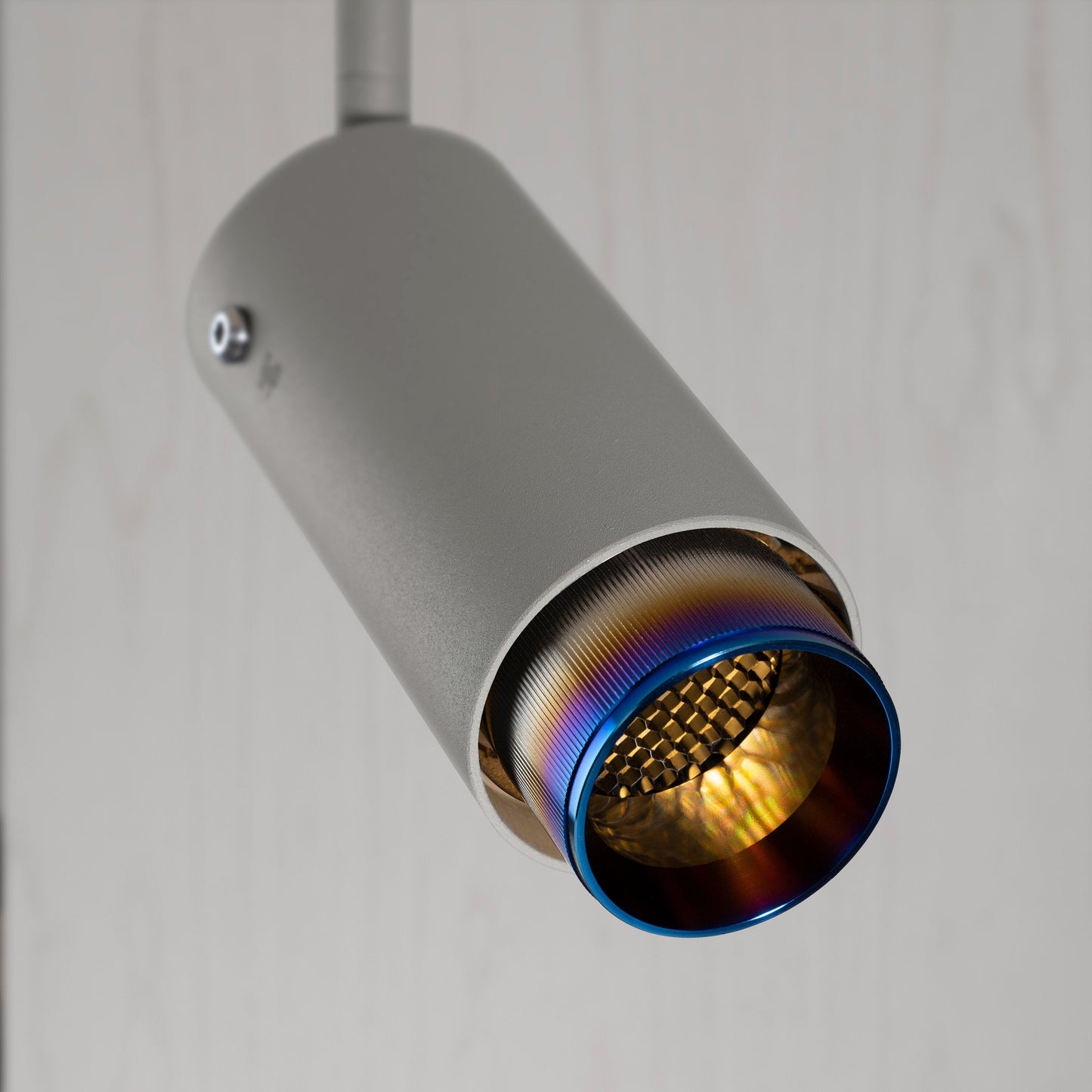 Exhaust track Linear i stone med detaljer burnt steel • Buster + Punch