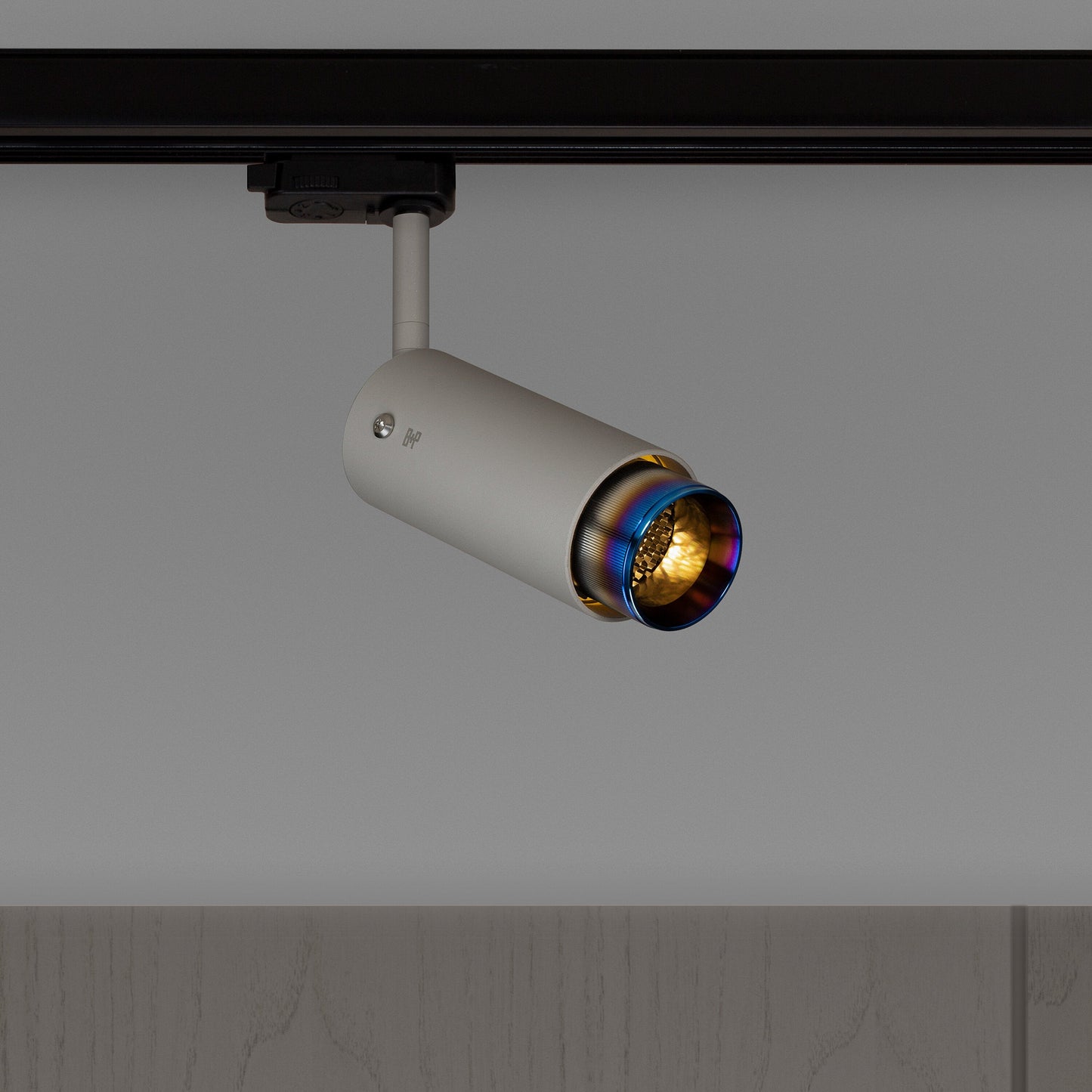 Exhaust track Linear i stone med detaljer burnt steel • Buster + Punch