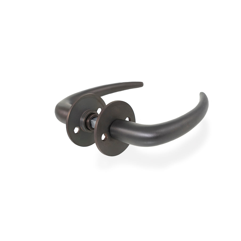 Dørgreb: Coupé dørhåndtag i bruneret messing inkl. roset og nøgleskilt c/c 30 mm