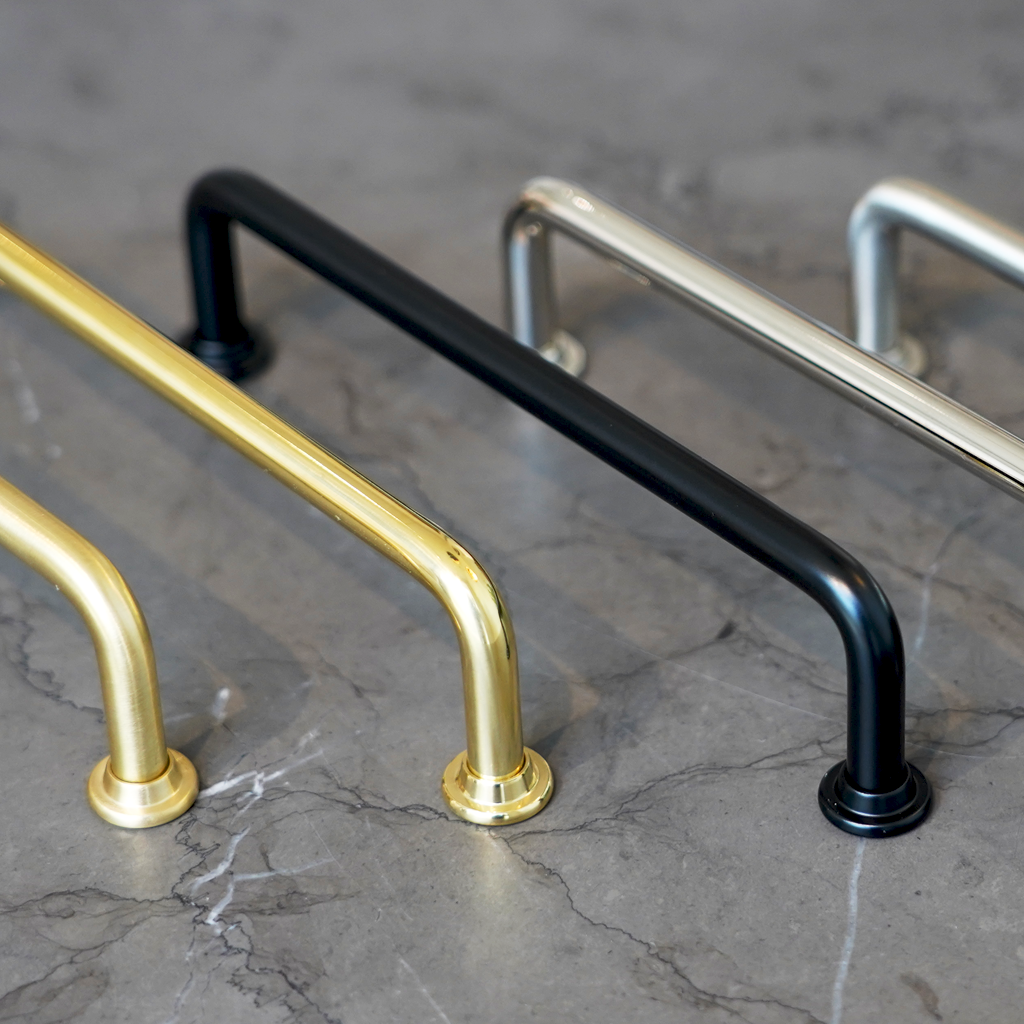 Frederiksberg • Køkkengreb i messing i blank krom