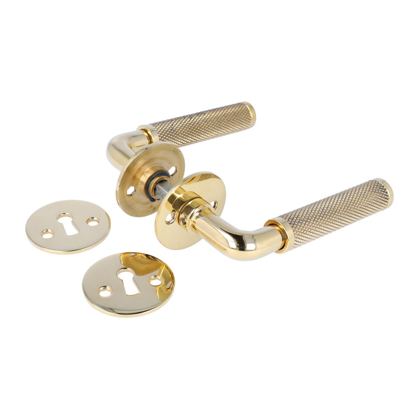 Messing dørhåndtag med riflet (diamond cut) mønster. Her ses dørhåndtaget med de medfølgende nøgleskilte.