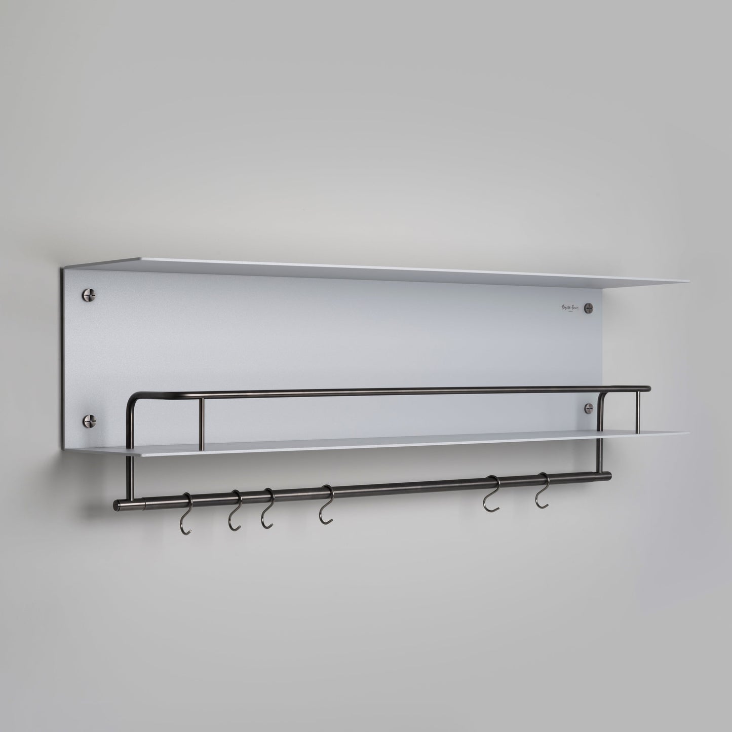 Grå hylde til køkkenet i råt design med eksklusive detaljer i gun metal.