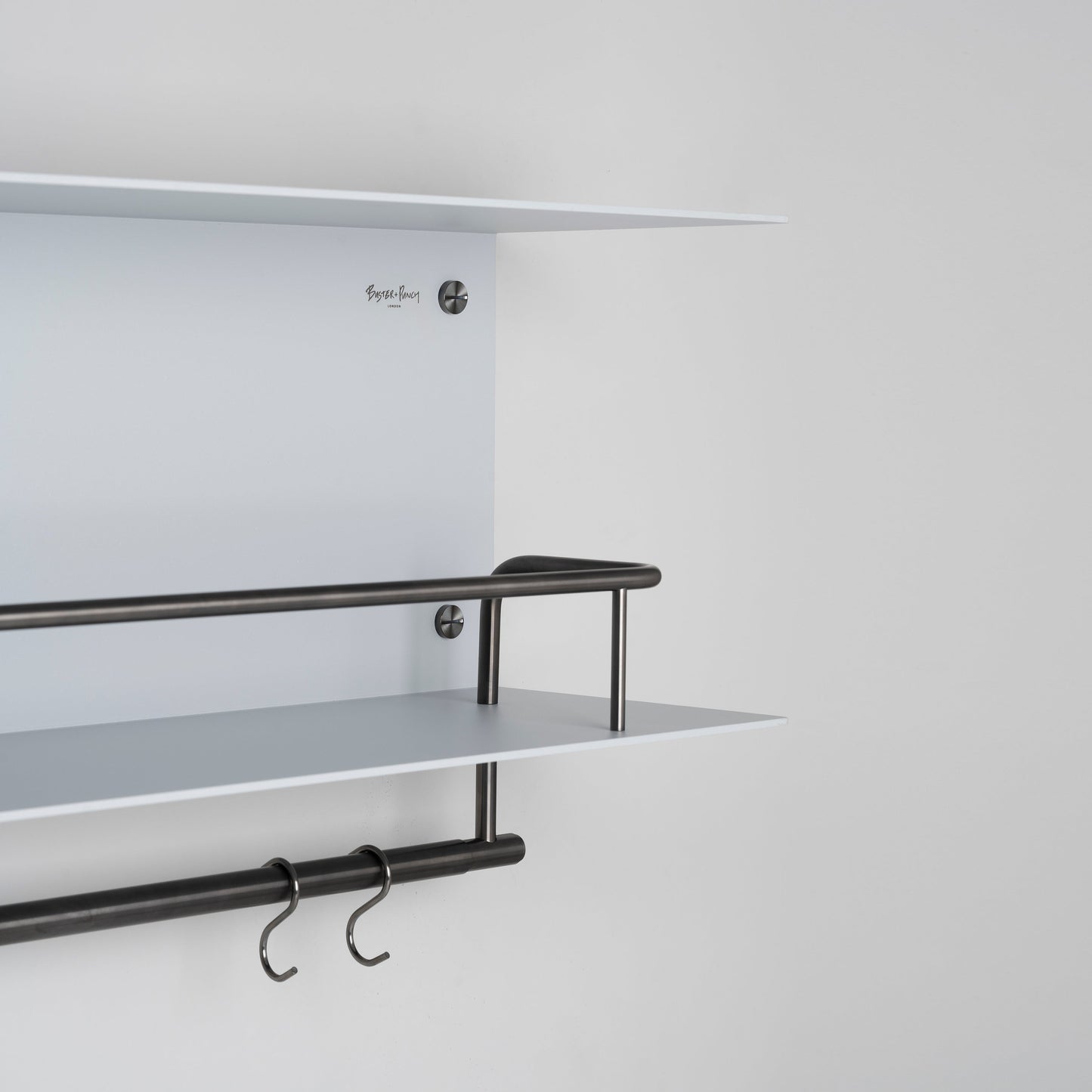 Grå hylde til køkkenet i råt design med eksklusive detaljer i gun metal.