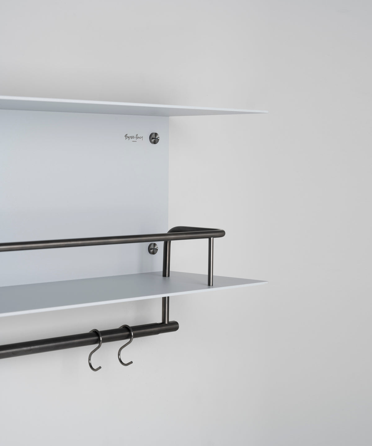 Grå hylde til køkkenet i råt design med eksklusive detaljer i gun metal.