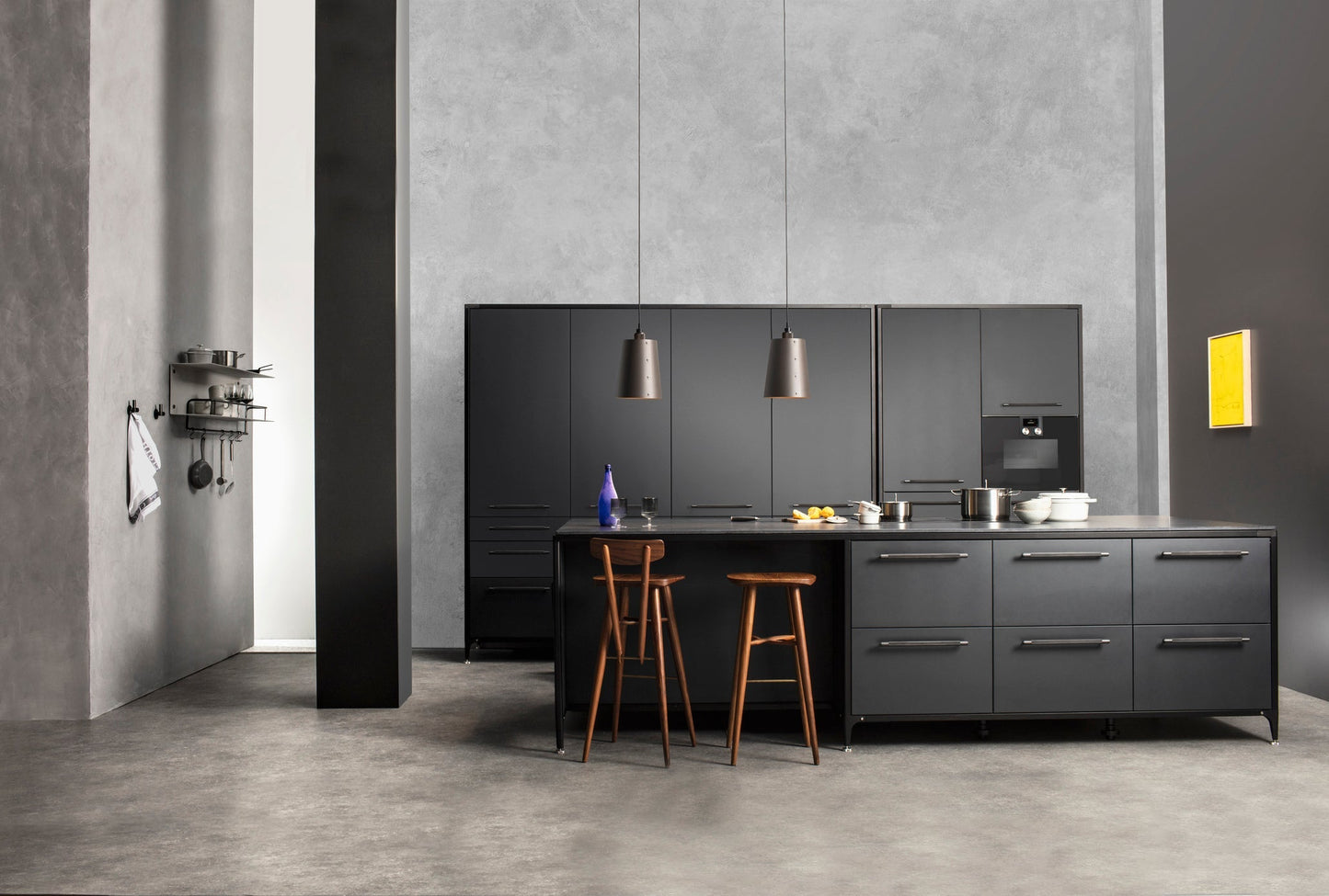 Grå hylde til køkkenet i råt design med eksklusive detaljer i gun metal. Herses hylden monteret i et Buster + Punch køkken sammen med andre matchende produkter.