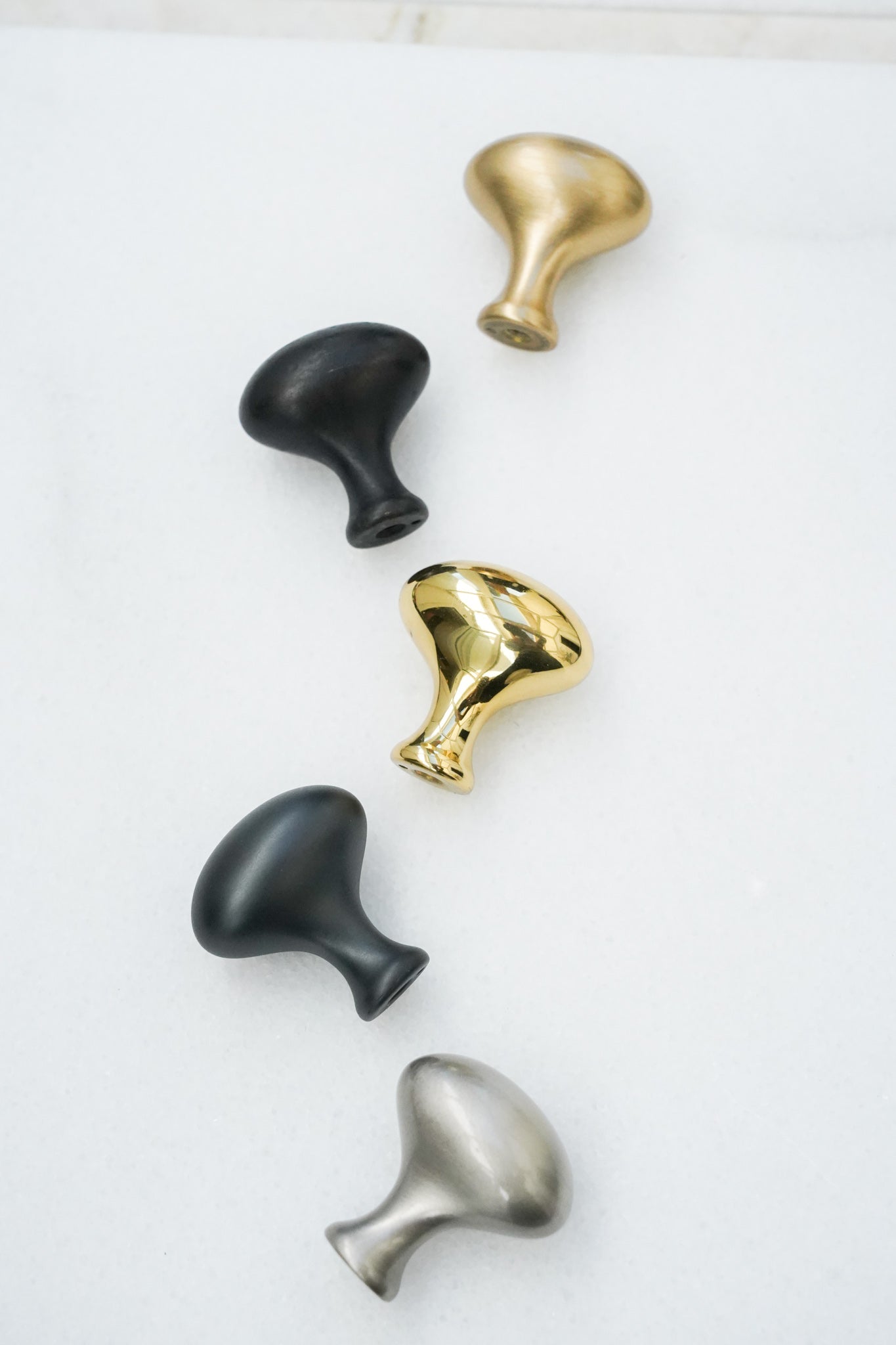 Hellerup • Oval knop i metal sort messing