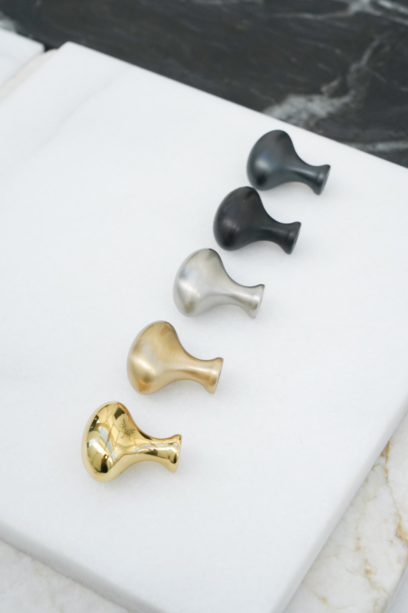 Hellerup • Oval knop i metal sort messing