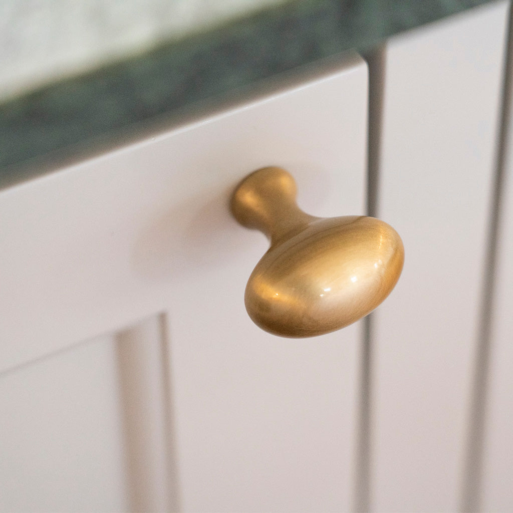 Hellerup • Oval knop i børstet messing med lak