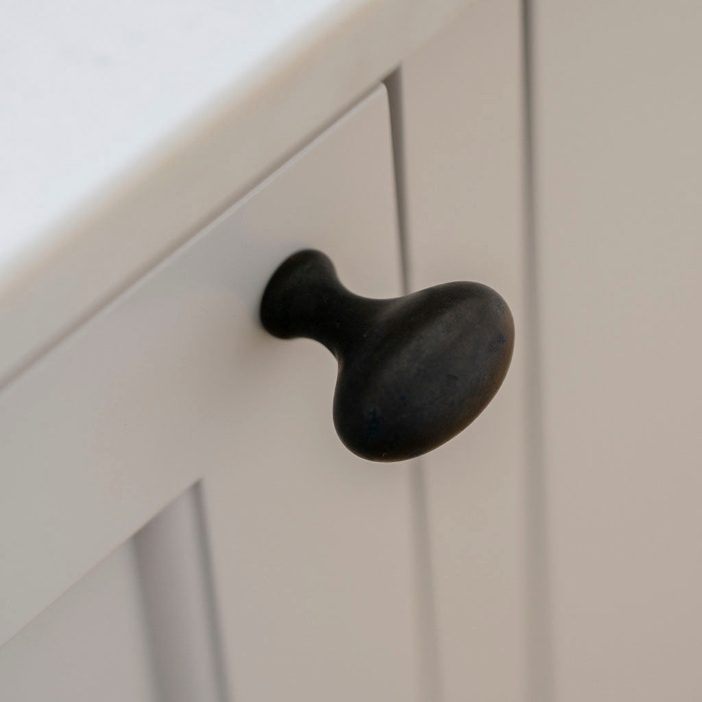 Knop: Hellerup • Oval knop i antik sort messing