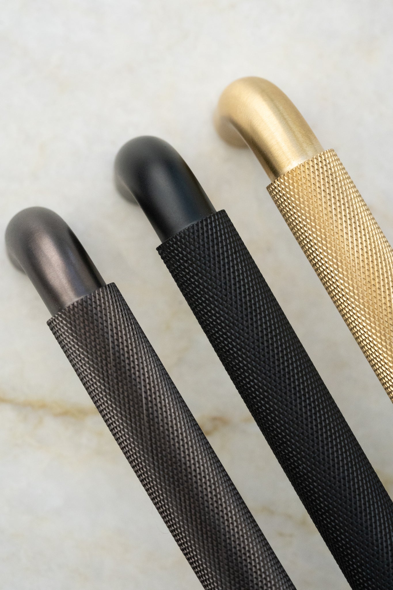Holmen • Køkkengreb i bruneret messing med diamond cut