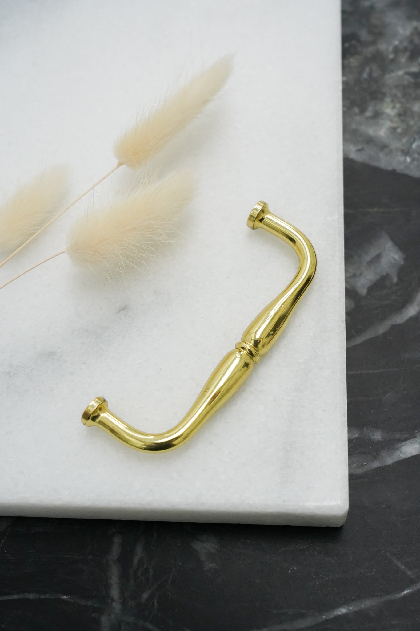 Holte • Antik greb i massiv blankpoleret messing med lak