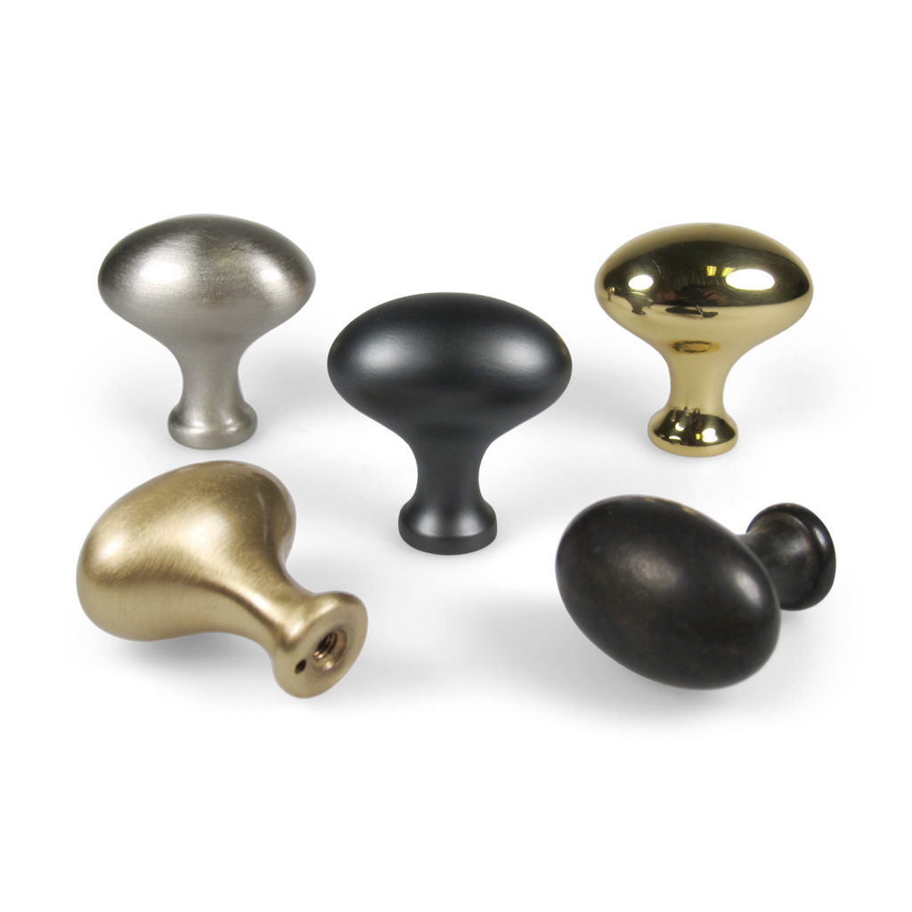 Knop: Hellerup • Oval knop i børstet messing med lak
