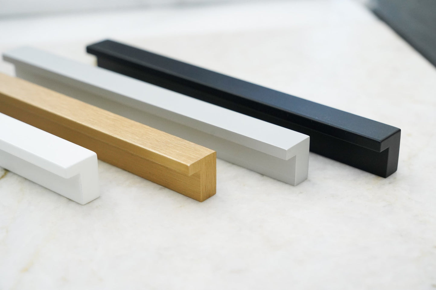 Klampenborg • Profilgreb i hvid malet aluminium