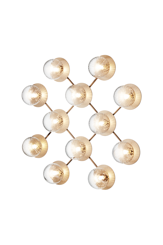 Væg-eller loftlampe med lampeskærme af klart optikglas og gylden fatning og stel, på hvid baggrund