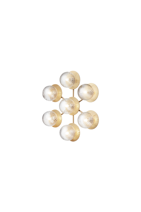 Væg-eller loftlampe med lampeskærme af klart optikglas og gylden fatning og stel, på hvid baggrund