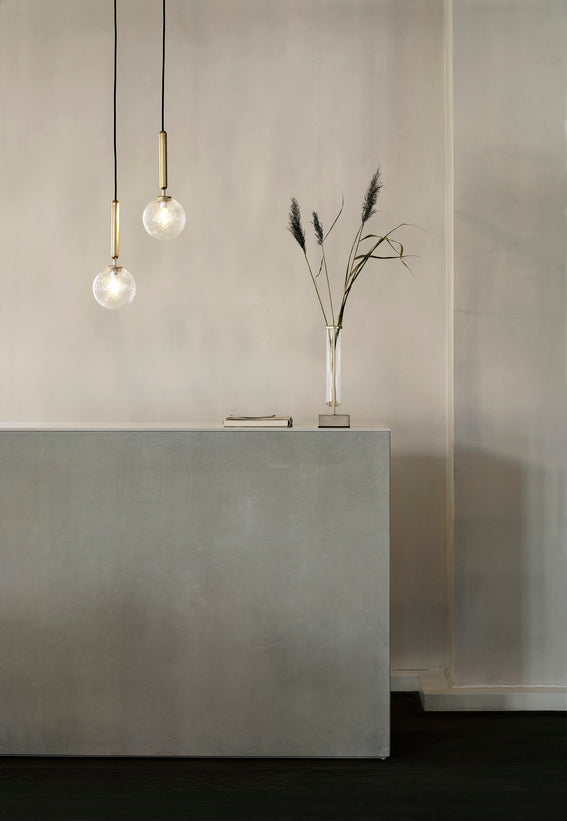 Pendel med rund skærm af klart optikglas og aflang messingfarvet fatning