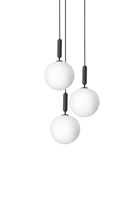 Pendel bestående af tre runde skærme af opalglas med gråt ophæng og sort ledning, på hvid baggrund.