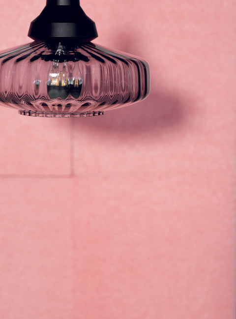 Pendel loftlampe fra Design by Us i bølget smoked glas med sort fatning og ledning.