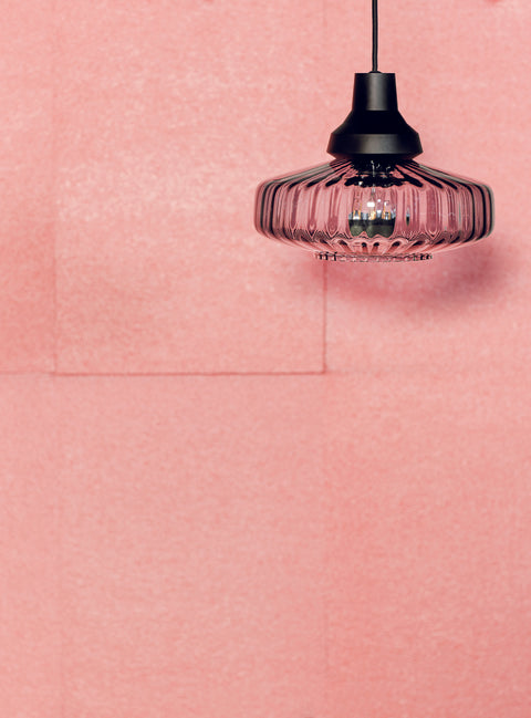 Pendel loftlampe fra Design by Us i bølget smoked glas med sort fatning og ledning.
