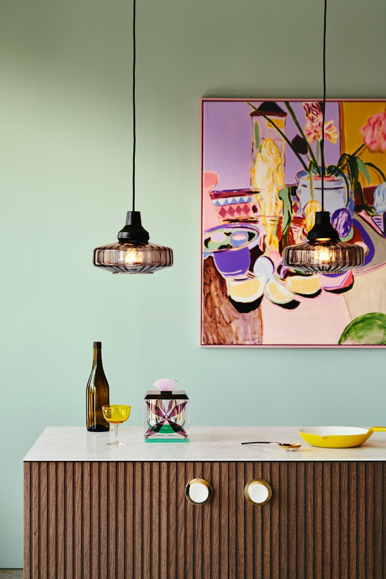 Pendel loftlampe fra Design by Us i bølget smoked glas med sort fatning og ledning.