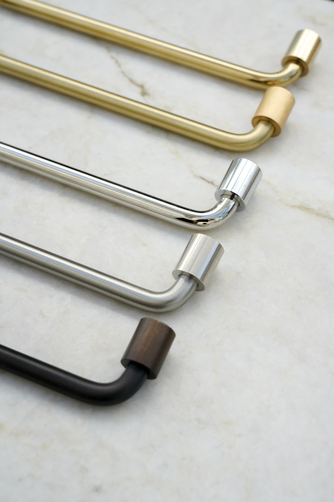 Ordrup • Greb i bruneret massiv messing med separate fødder