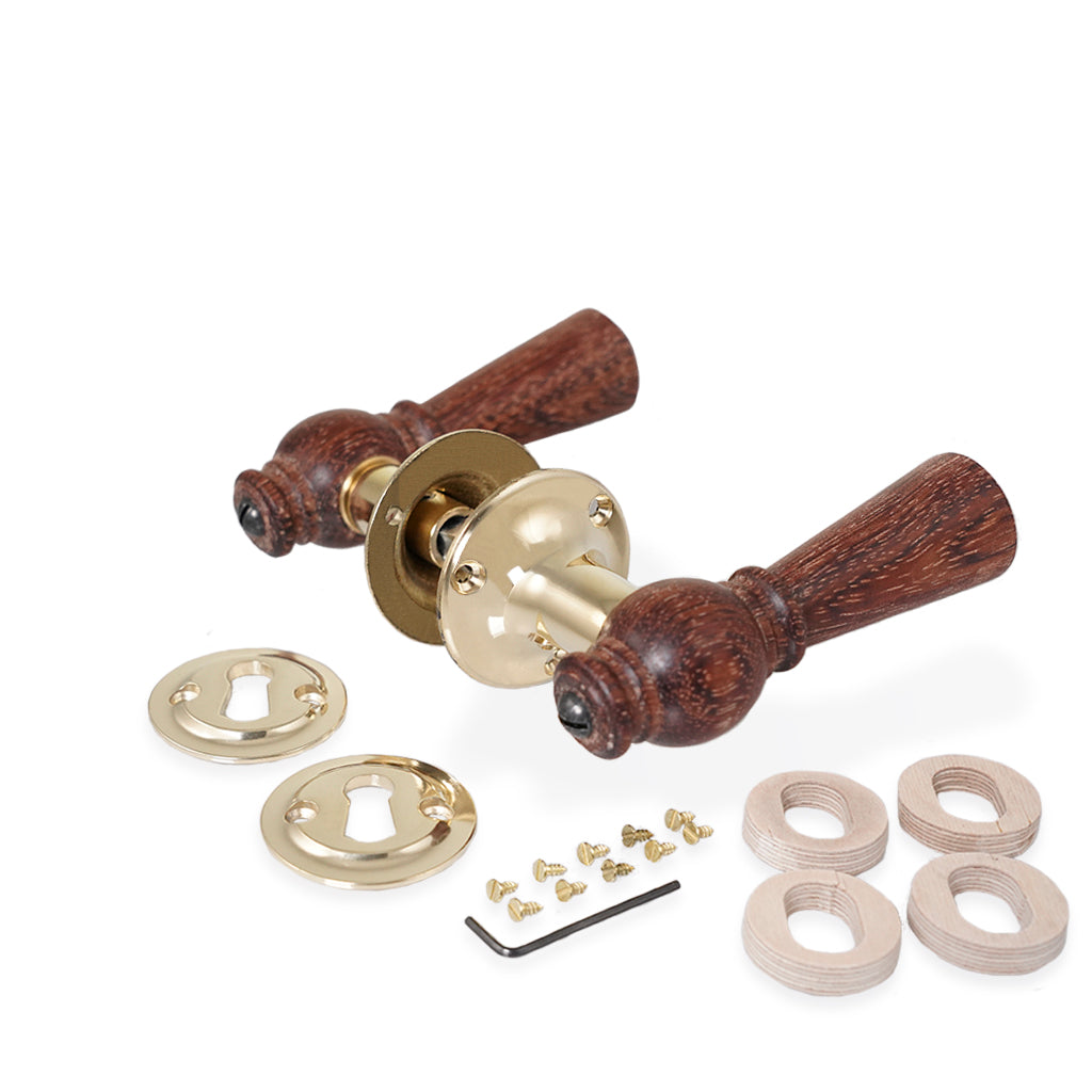 Trædørhåndtag med messing detaljer.