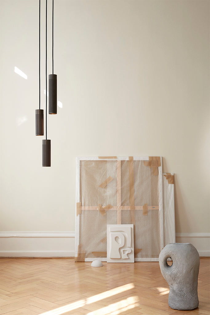 Loftlampe med tre pendler i massiv bruneret messing og diamond cut. Pendlerne har en sort stofledning.