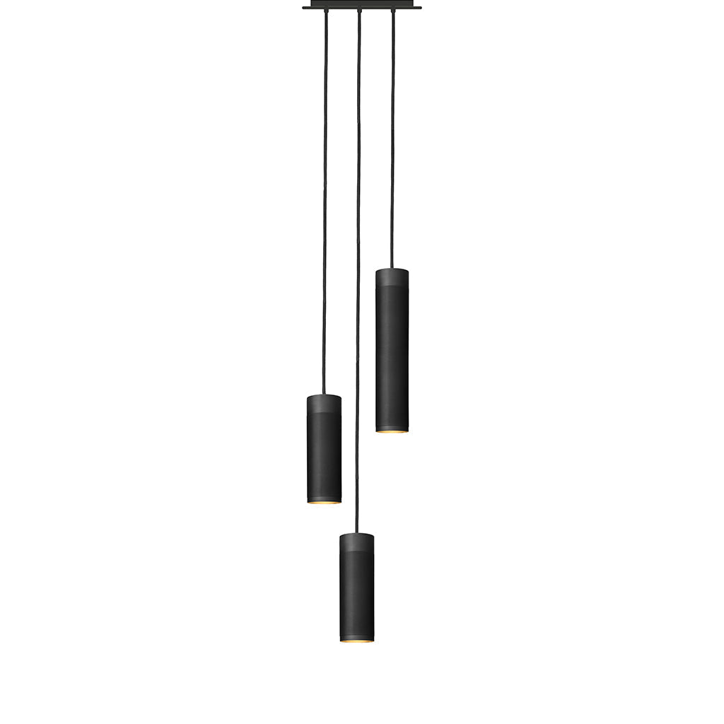 Loftlampe med tre pendler i massiv sort bruneret messing med sorte stofledninger og afdæmpet lys