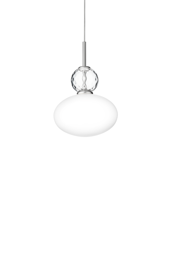 Pendel bestående af to glasskærme, én i klart optikglas og én i opalglas samt sølvfarvet ophæng, på hvid baggrund.